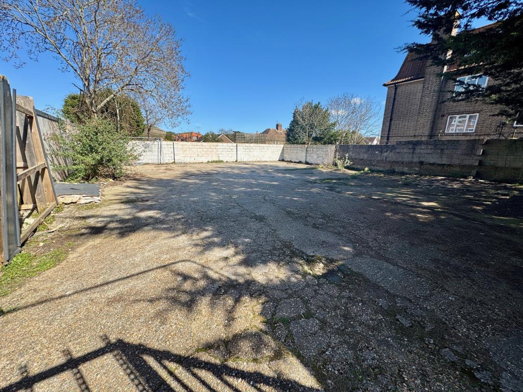 Lot: 67 - FREEHOLD COMMERCIAL PREMISES WITH GATED YARD - Yard area